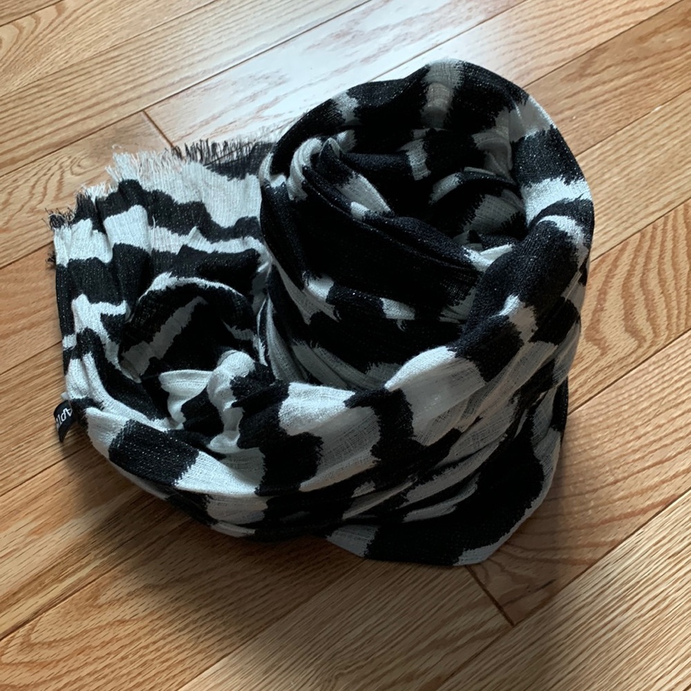 🐾 [ Apt 9 ] Zebra Print Scarf